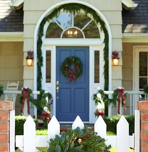 Curb Appeal Tips for Your Winter Home Sale 4 winter decorations